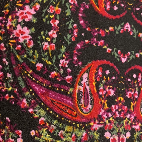 Like NEW - LuLaRoe Black/Red Floral Tunic Top - Classic Tee - Very Soft - Picture 5 of 5